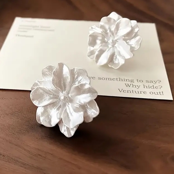 White Camilla Stud Earrings. New - Picture 3 of 9